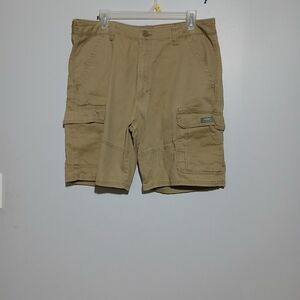 Men's Wrangler Brand Tan Cargo Shorts. Size 36X9